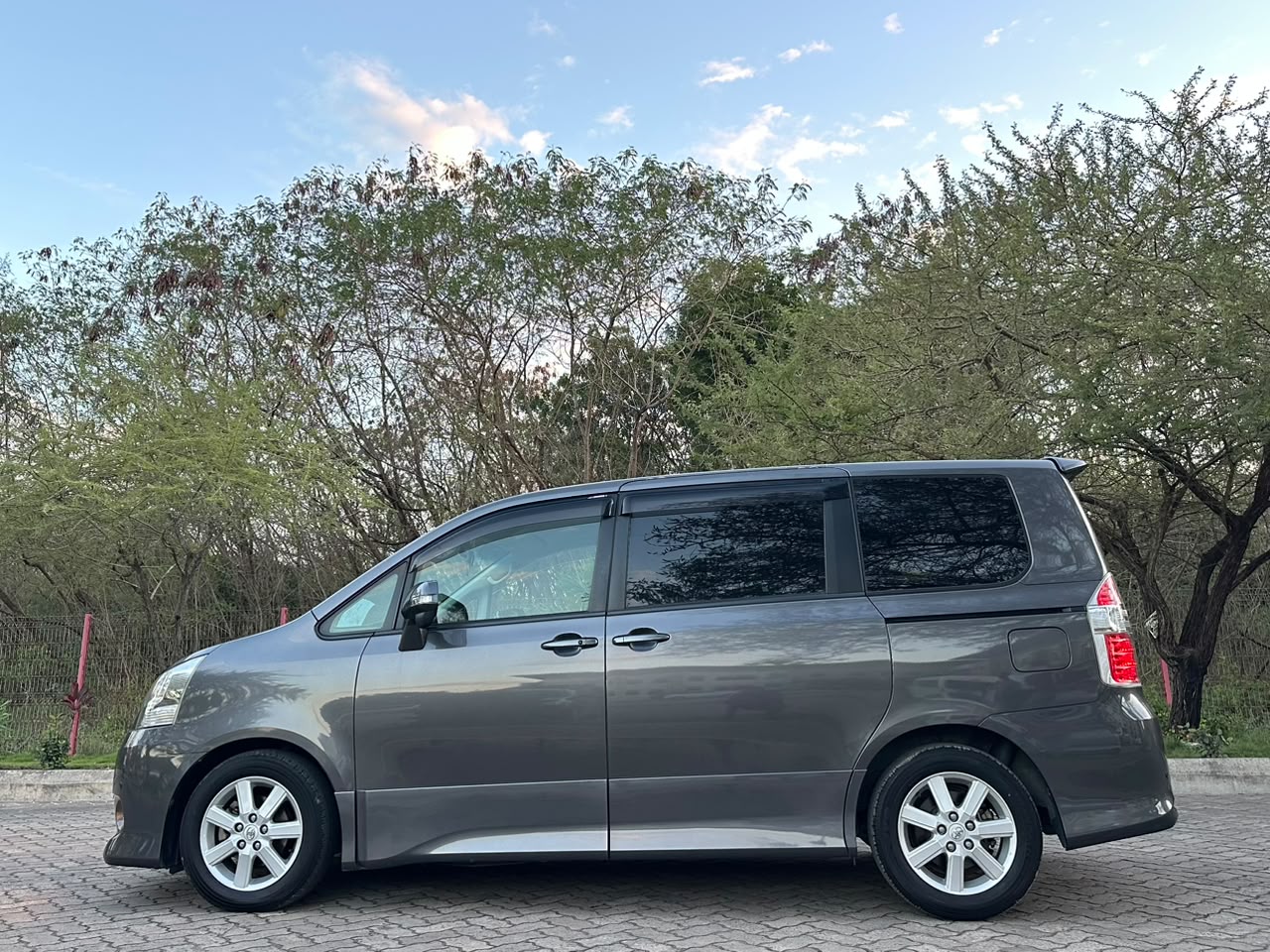TOYOTA NOAH NEW thumbnail 13